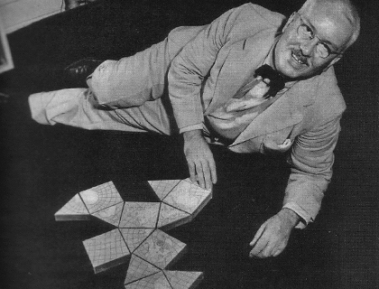 Bucky Fuller con la versione del 1943 della Dymaxion Map -Life Marzo 1 1943